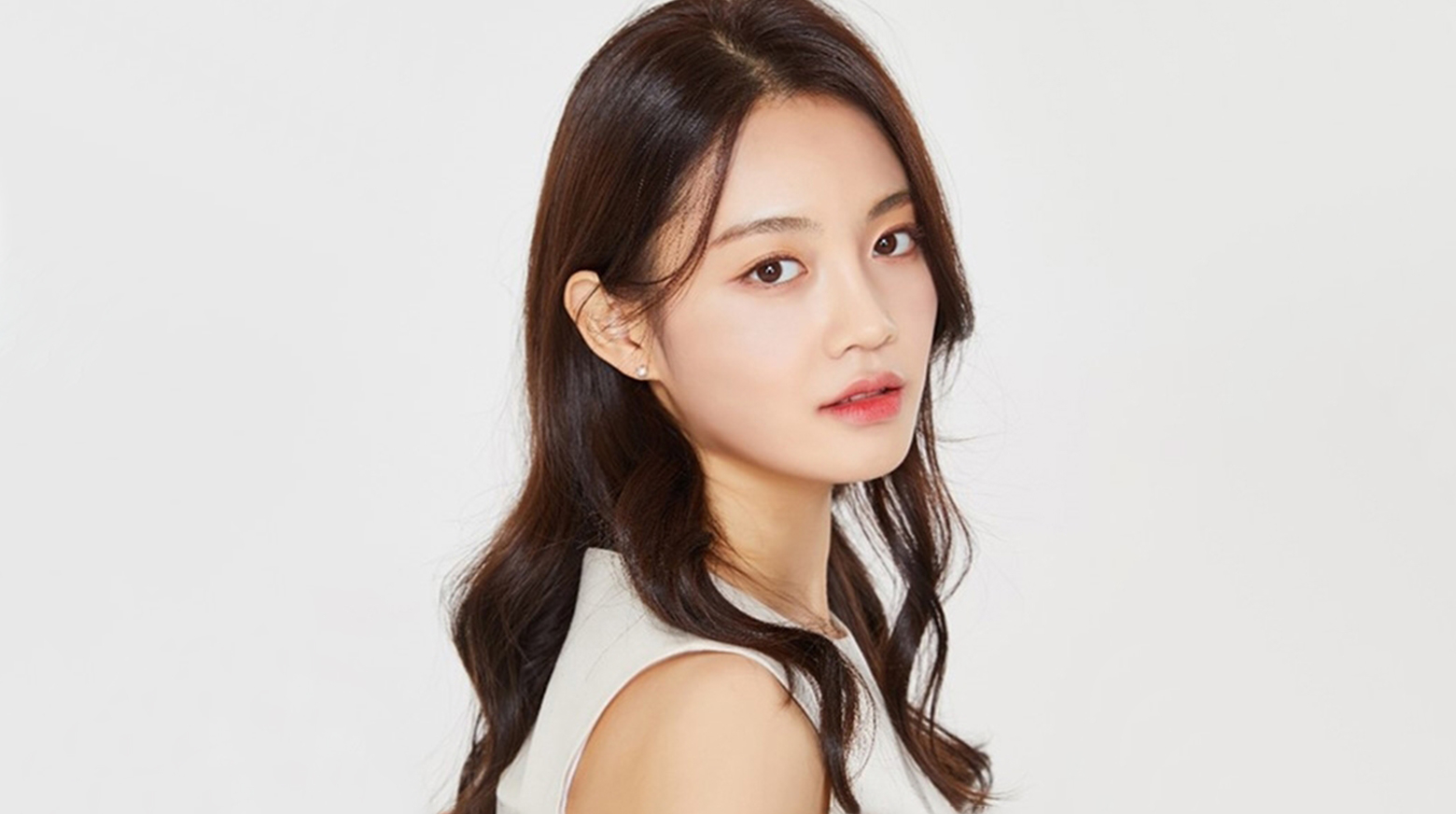 จุ๊บระเบิดใจ Dynamite Kiss 2025 เกาะเชจูเป็นดั่งภาพฝัน… และฝันนั้นมีชื่อว่า โกดาริม เธอได้จุดไฟปรารถนาอันเร่าร้อนกับ กงจีฮยอก หัวหน้าทีมเพอร์เฟกต์แห่งบริษัทผลิตภัณฑ์เด็กอ่อน แต่ความสัมพันธ์ฉาบฉวย หรือที่เรียกว่า 'fling' ก็จบลงอย่างกะทันหัน หลายปีผ่านไป โชคชะตาที่เล่นตลกก็โยนดาริมที่สิ้นหวังเรื่องงานให้กลับมาเผชิญหน้ากับเขาอีกครั้งในฐานะพนักงานใหม่ในทีมของจีฮยอก เพียงแต่ครั้งนี้ เธอมาพร้อมกับ 'สถานะ' คุณแม่ที่แต่งงานแล้วที่เธอสร้างขึ้นมาเพื่อแลกกับงานในฝัน! จีฮยอกจำรสจูบในคืนนั้นได้ดี และยิ่งได้ใกล้ชิด เขาก็ยิ่งตกหลุมรักเธออย่างถอนตัวไม่ขึ้นภายใต้ความเข้าใจผิดที่ว่า… เธอเป็นของคนอื่นแล้ว! เมื่อความลับต้องรักษาไว้ด้วยการขอให้เพื่อนสนิทมารับบท 'สามีกำมะลอ' ความอลวนปนดราม่าที่ยากจะควบคุมจึงเริ่มต้นขึ้น… 4 1cd5db9991